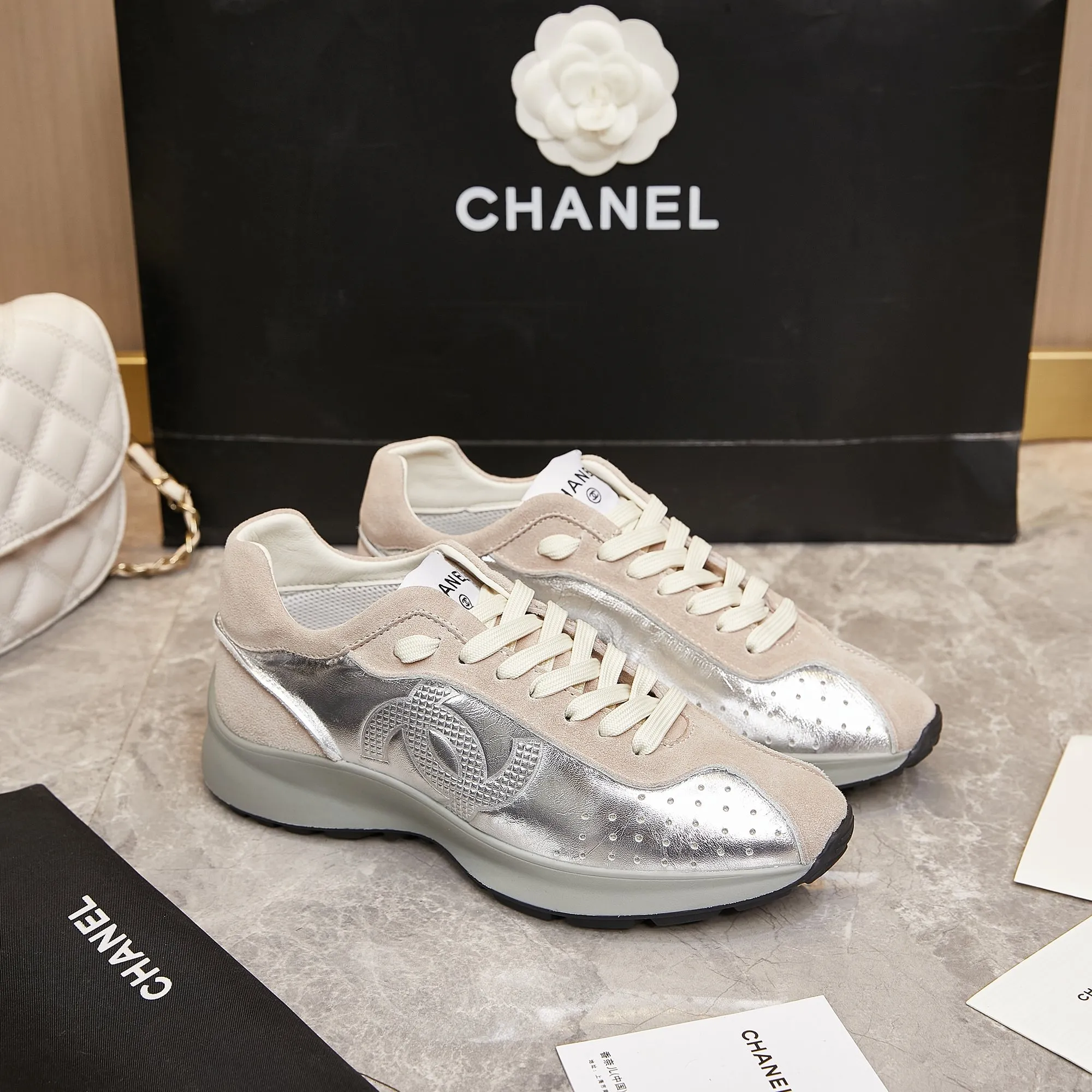 👟👟Ex-factory price 560👟👟 Chanel Grandma 2024 counter top casual sports shoes This classic design; the upper is electro-embroidered with a variety of techniques; the outsole is fashionable and sporty; it is unusual to incorporate a variety of color matching elements... The diversified mix and match is very good-looking and versatile, casual, fashionable, sports and outdoor can be taken into account... ꫛꫀꪝ Go➫ Material: ❶Upper is made of: Original imported high silk cow suede + small fragrance fabric ❷Inner lining: original imported breathable sheepskin lining ❸Outsole based on: original TPU combination outsole Special counter boutique packaging complete set for women 35–41